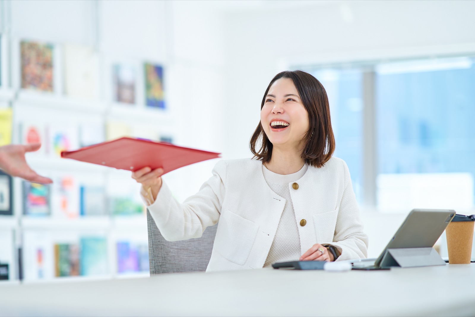 キャリアチェンジを実現し明るく働く女性