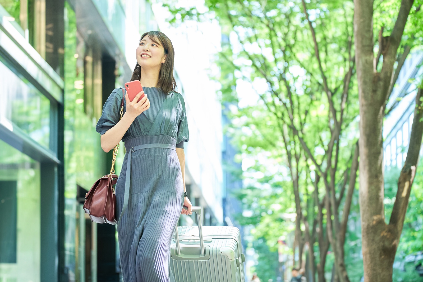 新しいキャリアへ歩み出す女性